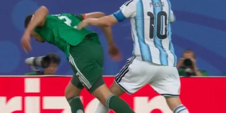 La falta de Lionel Messi que los argelinos reclamaron para tarjeta roja