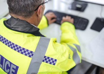 Policía británico usó IA para falsear pruebas y terminó apartado de sus funciones