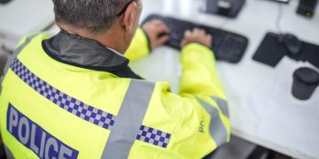 Policía británico usó IA para falsear pruebas y terminó apartado de sus funciones