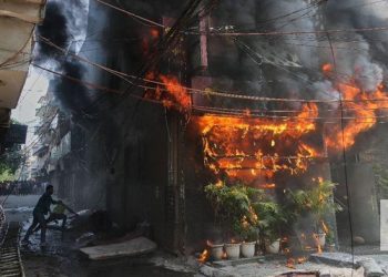 Incendio en un edificio dejó al menos 21 muertos y 11 heridos en la India