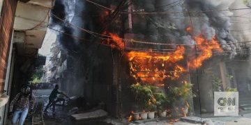 Incendio en un edificio dejó al menos 21 muertos y 11 heridos en la India