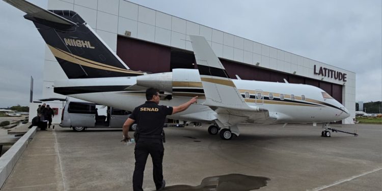 Liberan a piloto y copiloto de jet incautado con 261 kilos de marihuana premium
