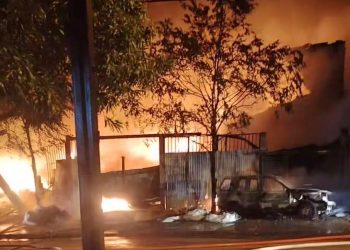 Voraz incendio afectó a una recicladora en Ñemby