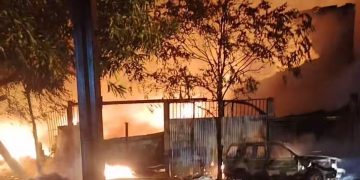 Voraz incendio afectó a una recicladora en Ñemby