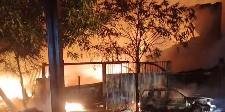 Voraz incendio afectó a una recicladora en Ñemby