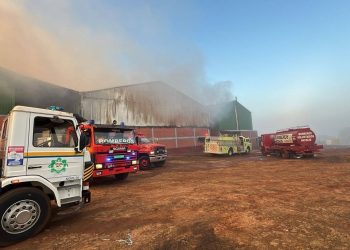 Edelira: Voraz incendio consume depósitos de yerba mate en planta industrial