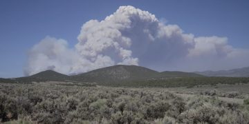 Utah declara estado de emergencia por el mayor incendio forestal activo de Estados Unidos