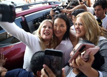 Fujimori ya se siente ganadora en Perú, pero Sánchez quiere anular la votación en el exterior