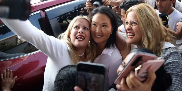 Fujimori ya se siente ganadora en Perú, pero Sánchez quiere anular la votación en el exterior