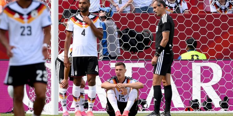 El alemán Nico Schlotterbeck se pierde el resto del Mundial por lesión de tobillo
