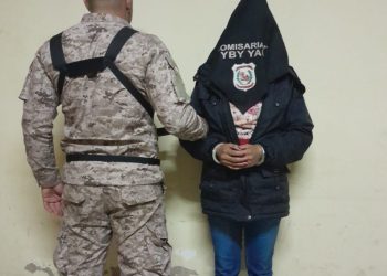 Fue a buscar a su hijo detenido y también quedó arrestada
