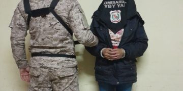 Fue a buscar a su hijo detenido y también quedó arrestada