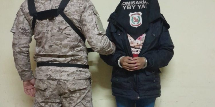 Fue a buscar a su hijo detenido y también quedó arrestada