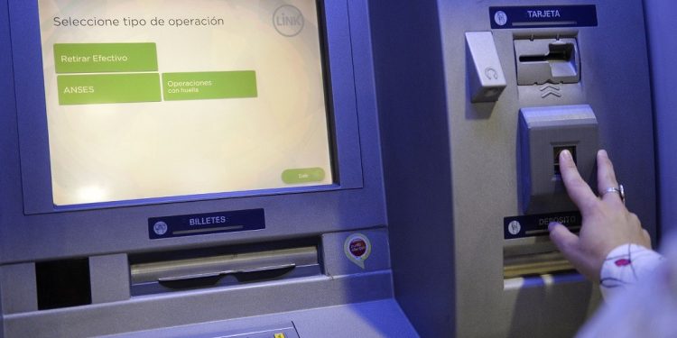 Clienta denuncia millonario fraude bancario y exige respuestas a entidad financiera