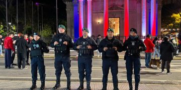 Policía despliega operativo de seguridad en el microcentro por partido de la Albirroja