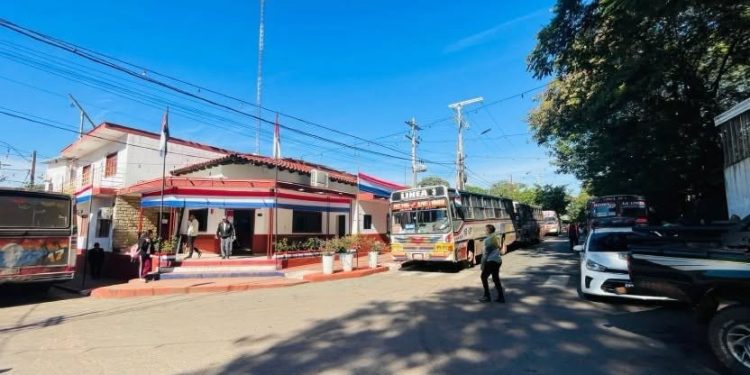 Protesta de transportistas genera congestión en el centro de Ñemby