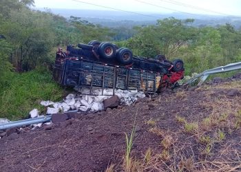 Camionero pierde la vida tras vuelco en la cordillera del Mbarakaju