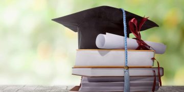 Denuncian presunta apropiación irregular de instituto y emisión de 313 títulos en tiempo récord