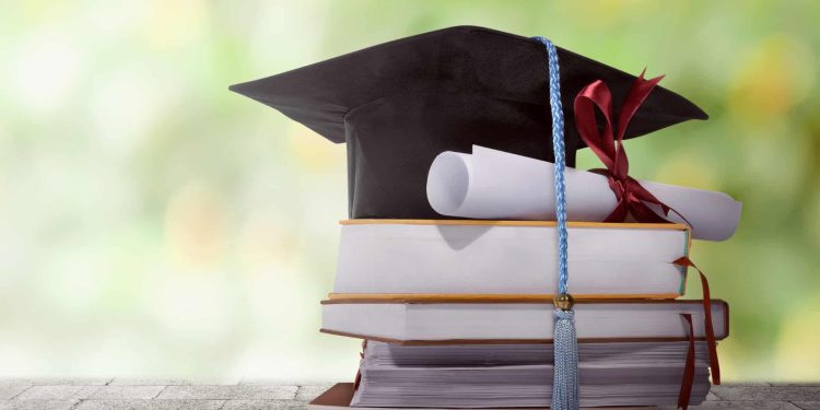 Denuncian presunta apropiación irregular de instituto y emisión de 313 títulos en tiempo récord