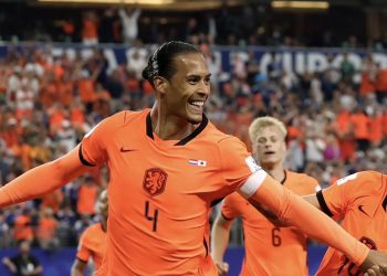 Virgil van Dijk, en contra de la pausa de hidratación en el Mundial