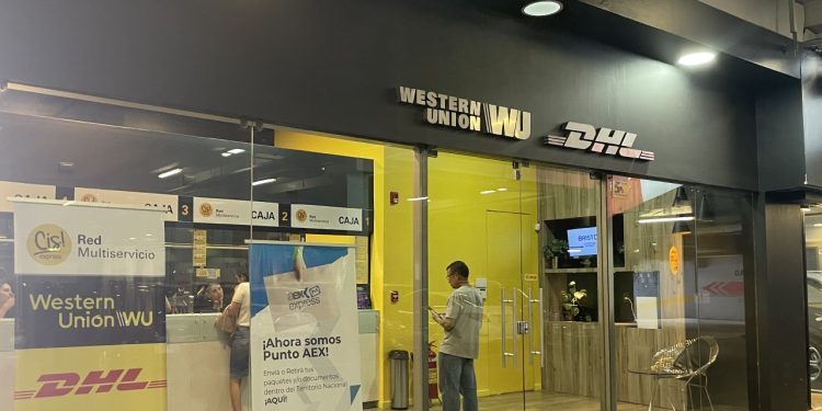 Delincuentes armados asaltan local de Western Union en un shopping de Asunción