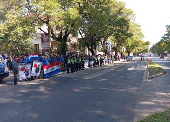 Reservistas del golpe de 1989 se movilizan frente al Ministerio de Defensa en reclamo de indemnizaciones