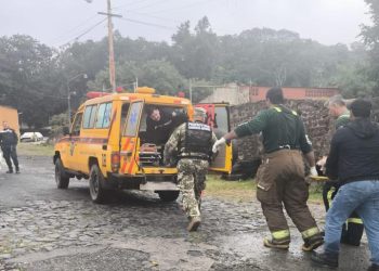 Rescatan a una persona que se arrojó desde el puente Remanso