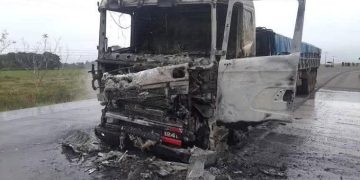 Tragedia rutera terminó con un fallecido y dos vehículos reducidos a cenizas