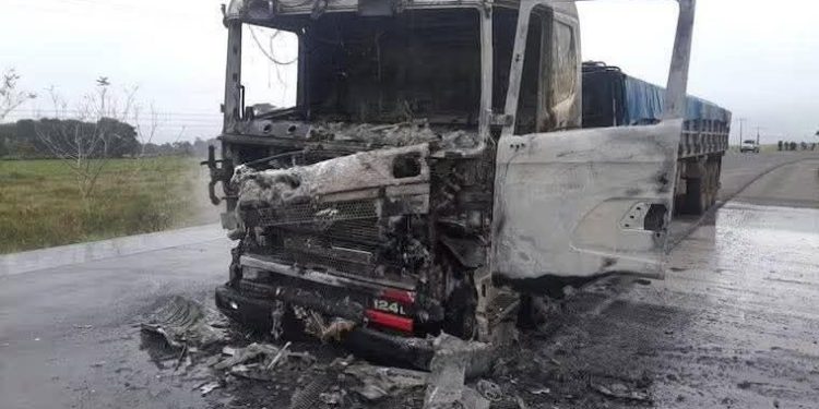 Tragedia rutera terminó con un fallecido y dos vehículos reducidos a cenizas