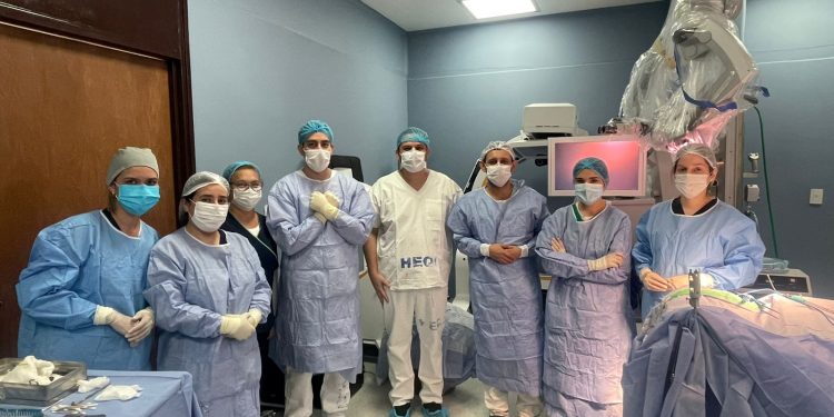 Médicos de IPS Ingavi operan con éxito un tumor detrás del ojo con sistema de navegación digital