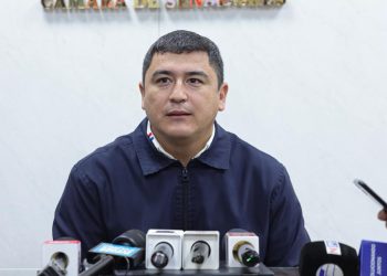 Senador critica prohibición de celulares en aulas y cuestiona cálculo del salario mínimo