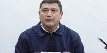 Senador critica prohibición de celulares en aulas y cuestiona cálculo del salario mínimo
