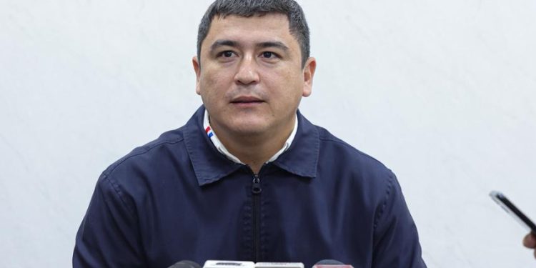 Senador critica prohibición de celulares en aulas y cuestiona cálculo del salario mínimo