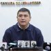 Senador critica prohibición de celulares en aulas y cuestiona cálculo del salario mínimo
