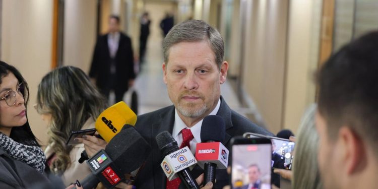 Senador señala que la solución para IPS pasa por saldar deuda estatal