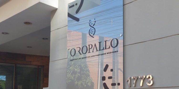Clausuran establecimiento de genetista extranjero bajo sospecha de ejercicio ilegal de la medicina
