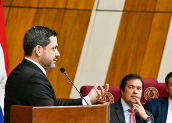 Latorre detiene debate sobre reforma constitucional y afirma que no es el momento oportuno