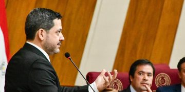 Latorre detiene debate sobre reforma constitucional y afirma que no es el momento oportuno