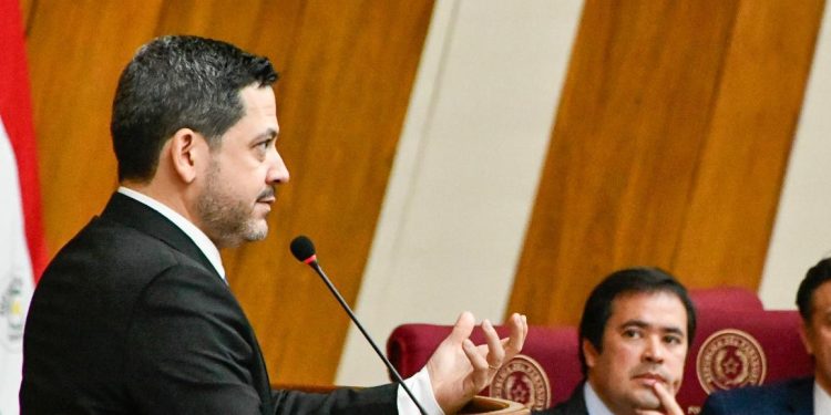 Latorre detiene debate sobre reforma constitucional y afirma que no es el momento oportuno