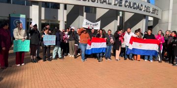 Masiva protesta de funcionarios del IPS en Alto Paraná por salarios congelados