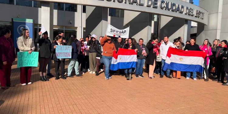 Masiva protesta de funcionarios del IPS en Alto Paraná por salarios congelados