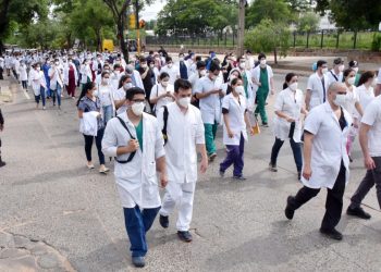 IPS: renuncian 70 médicos por bajos salarios
