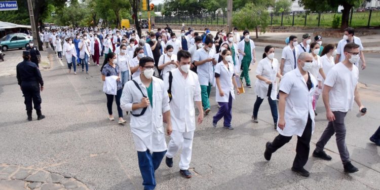 IPS: renuncian 70 médicos por bajos salarios