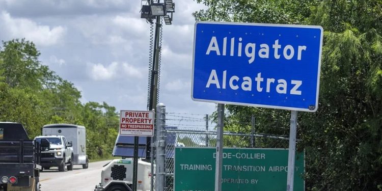 Florida cierra el centro migratorio “Alligator Alcatraz” tras 21.000 deportaciones