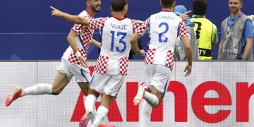 Croacia logra romper el cerrojo de Ghana tras derrotarle 2-1 y acaba como segunda del Grupo L