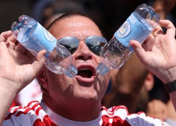 FIFA prohíbe acceso de botellas agua y obliga a comprar en los estadios