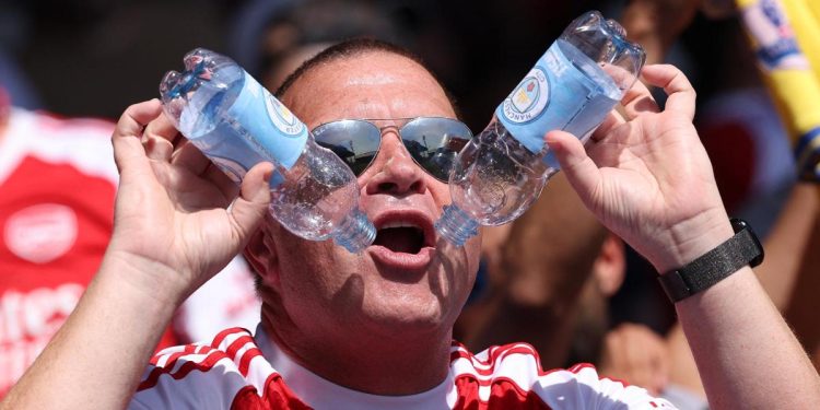 FIFA prohíbe acceso de botellas agua y obliga a comprar en los estadios