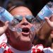 FIFA prohíbe acceso de botellas agua y obliga a comprar en los estadios