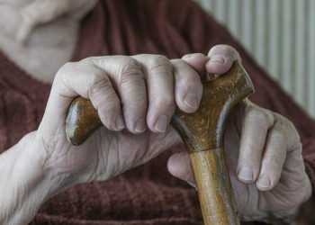 Hijos encabezan denuncias por desamparo a adultos mayores