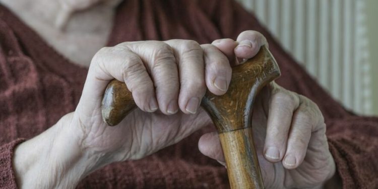 Hijos encabezan denuncias por desamparo a adultos mayores